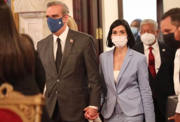 Abinader y esposa Raquel Arbaje expresan condolencias por muerte de Pared Pérez; un ser “decente en el trato y firme en sus ideas”.