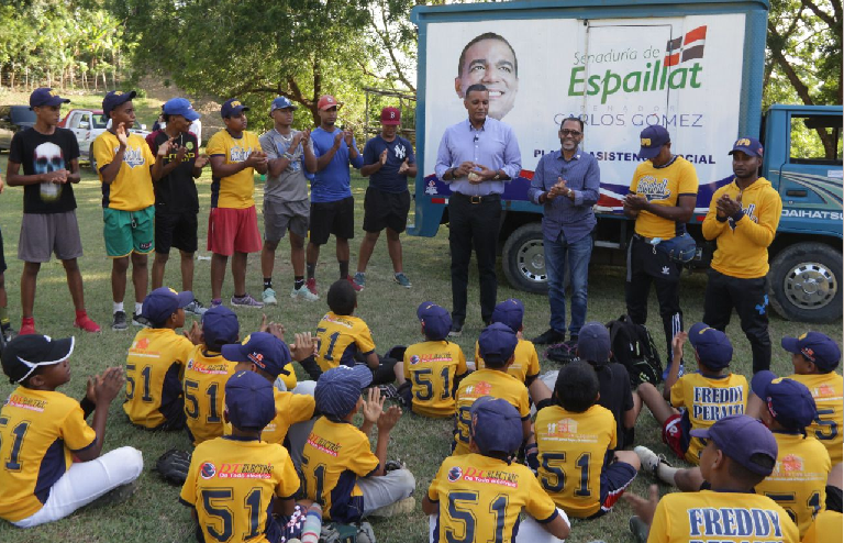 Senador Carlos Gómez retorna al Play de la Finca en Las Lagunas para concluirle su casa club