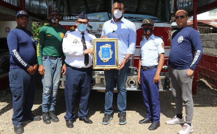 Cuerpo de Bomberos de San Victor entrega placa de reconocimiento al senador Carlos Gómez