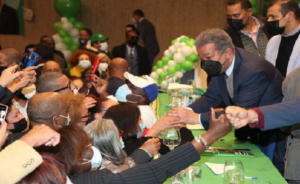 Leonel juramenta en España a cientos de expeledeistas que pasaron a la Fuerza del Pueblo