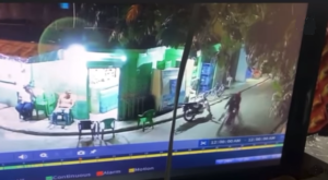Atágenlo que me robó! Ladrones a bordo de motocicleta asaltan banca de lotería en sector Hospital en Río San Juan