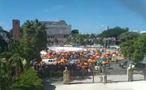 Vestidas de negro y con ramos de flores mujeres marchan hasta el Congreso por eliminación violencia de género