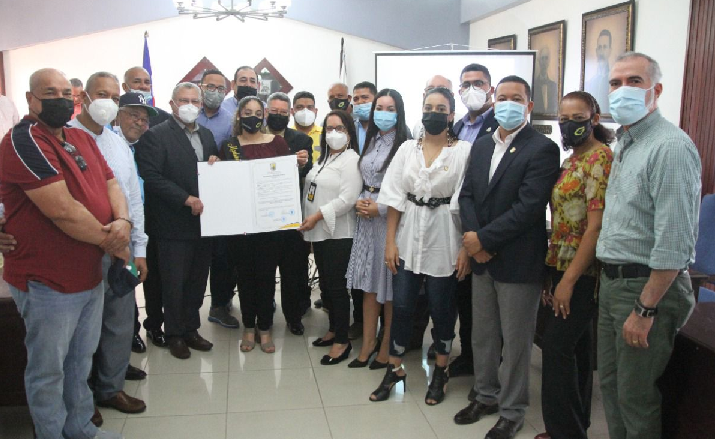 Ayuntamiento de Moca reconoce equipo Granjeros de Moca