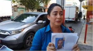 Madre denuncia funcionario que presuntamente violó a su hija de 14 años y “anda por las calles como si nada”