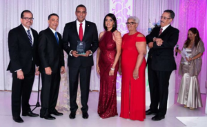 Mocanos en Miami entregan reconocimiento al senador Carlos Gómez