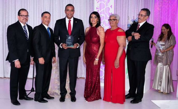 Mocanos en Miami entregan reconocimiento al senador Carlos Gómez