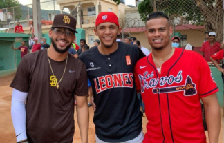 Peloteros de Grandes Ligas y LIDOM dan clínica a niños y adolescentes de Puerto Plata