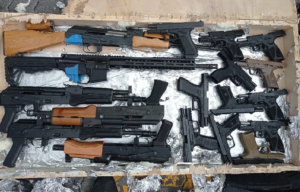 Aduanas decomisa cargamento de armas de fuego de alto calibre llegaron al puerto de Haina procedente de Miami