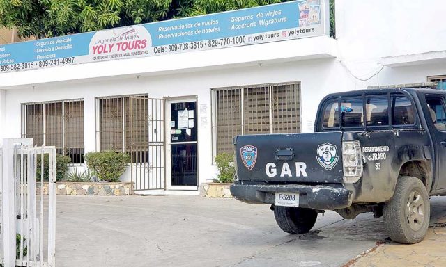 Asaltantes arrasan con todo en agencia de viaje de Santiago; se llevaron 2 millones de pesos y 