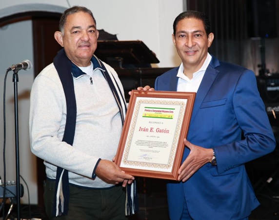 Prensa & Comunidad Hispana NY reconoce politólogo Iván Gatón
