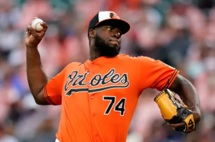 El dominicano Félix Bautista fue electo relevista del año por la revista Baseball Digest eBay