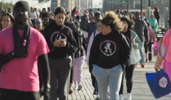 Miles de neoyorquinos participan en caminata para concientizar contra el cáncer de mama