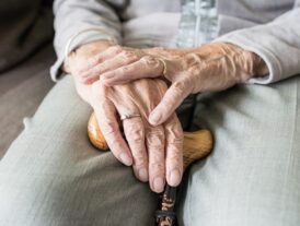 AARP dice deudas agobian a envejecientes en Estados Unidos; figuran miles de dominicanos