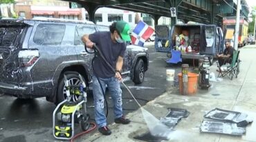 Buscan regular lavaderos de vehículos en calles NYC; dominicanos dominan ese mercado