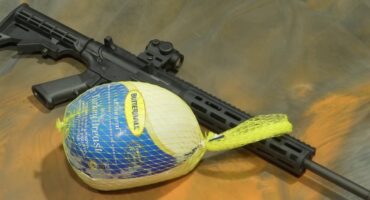 Dominicanos NYC polemizan por empresa Florida ofrecer fusil AR-15 y pavo al comprar un techo de casa