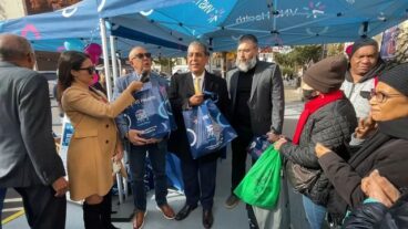 Centro Médico Dominicano y congresista Adriano Espaillat entregan decenas de pagos en el Alto Manhattan
