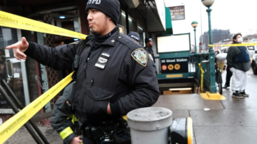 Identifican hombre intentó bajar su vehículo al subway en Alto Manhattan; presuntamente es dominicano