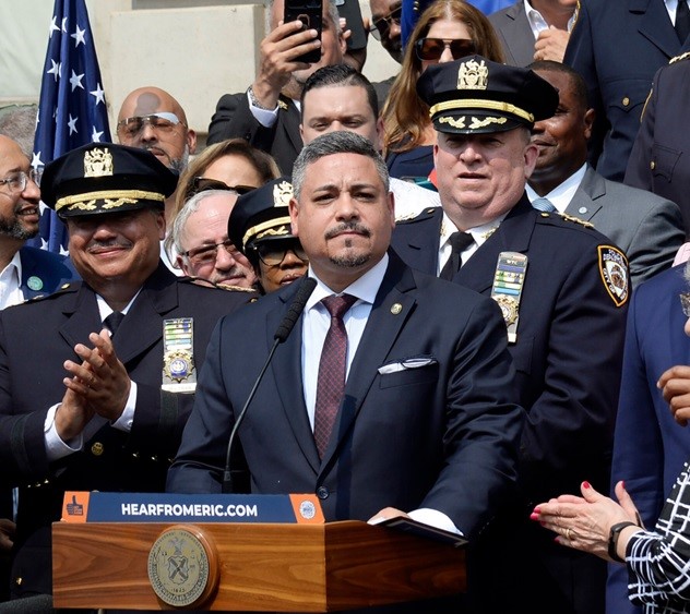 NYPD presenta en sus cuarteles guía para víctimas de violencia sexual