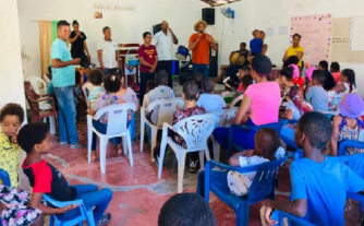 Rubén Santos y Lenin Melo celebran el Día de Reyes junto a los niños en la iglesia del sector Acapulco en Río San Juan