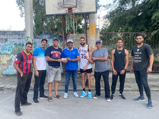 Alcalde electo de RSJ entrega premio de 50 mil pesos al equipo Leñeros Gallera Vieja, campeón basket municipal