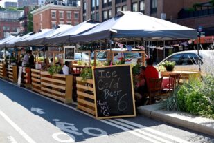 NYC publica reglas finales programa permanente de Comidas al Aire Libre