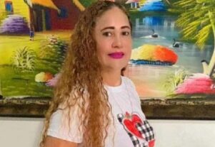 Hombre despechado pega fuego a su esposa en plena calle, frente a casa exsenador René Canaán en Salcedo y huye