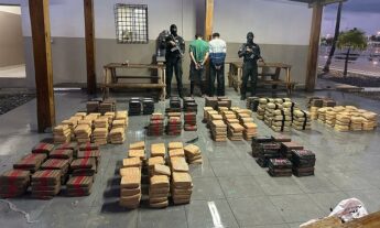Interceptan lancha en costas de Baní y ocupan 612 paquetes de cocaína y marihuana; hay dos dominicanos detenidos