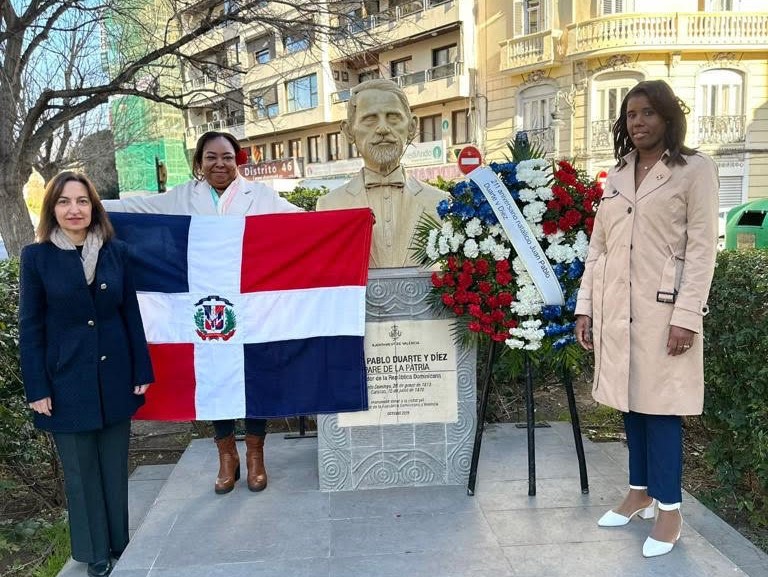 Consulado en Valencia lleva ofrenda floral a busto de Duarte por su natalicio