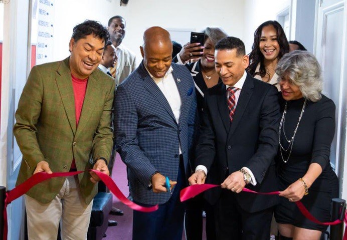 Alcalde NYC inaugura en El Bronx instalaciones Visión Global TV propiedad de dominicano 