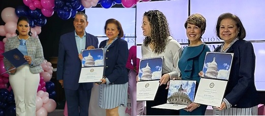 Decana Universidad de Hostos en El Bronx recibe reconocimientos de instituciones dominicanas