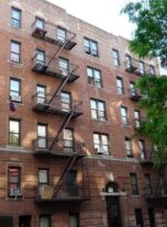 Demandan propietario edificio en El Bronx por 500 violaciones; residen familias dominicanas