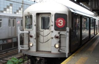 Hispano empuja novia a rieles del tren en Manhattan y le amputa las dos piernas
