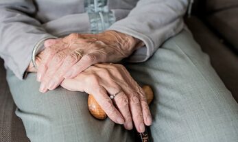 Informe AARP-NY indica miles adultos mayores carecen de protección; dominicanos incluidos