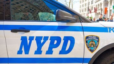 Balean policía en Queens; van varios en NYC y 87 en USA