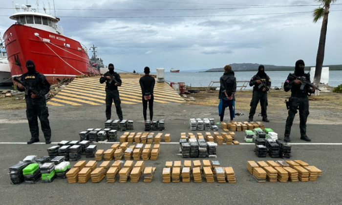La DNCD intercepta lancha rápida en costas de Peravia e incauta 754 paquetes de cocaína; arrestan dos dominicanos