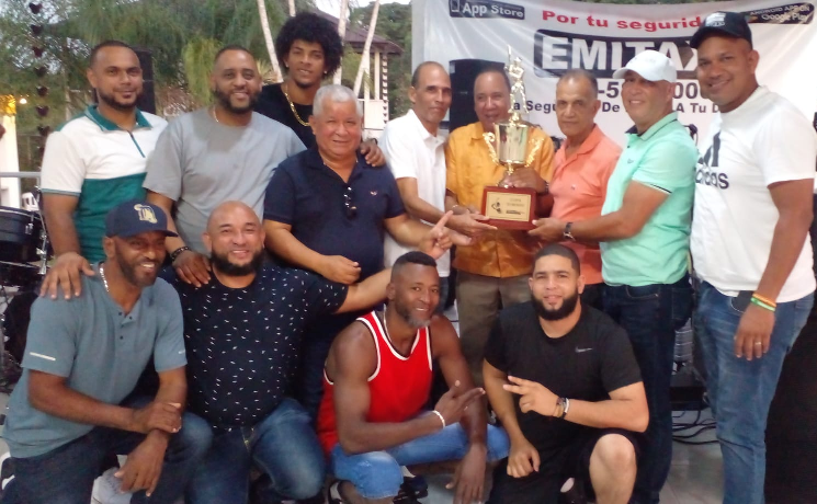 Emitaxi realiza premiacion XXII torneo de softbol en Santiago