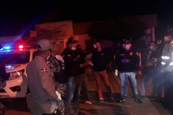 La Policía desbarata fiesta clandestina en bar de La Romana y apresa a 82 comensales