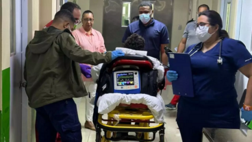 Trasladan a hospital de Boston a uno de los dos únicos sobrevivientes de incendio ocurrido durante Carnaval de Salcedo