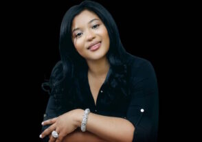 Artista cristiana Arilys Reyes canta 