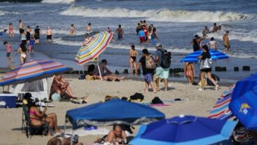Asistentes a playas NYC violen reglas serán multados; dominicanos acuden en masas