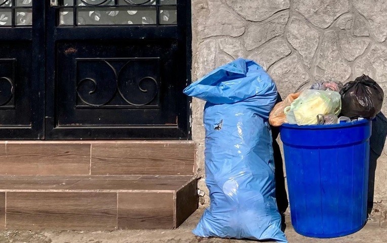 En problemas los infractores dejen basura en aceras NYC