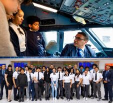 Estudiantes aviación y robótica escuela Alto Manhattan reciben instrucciones de pilotos JetBlue