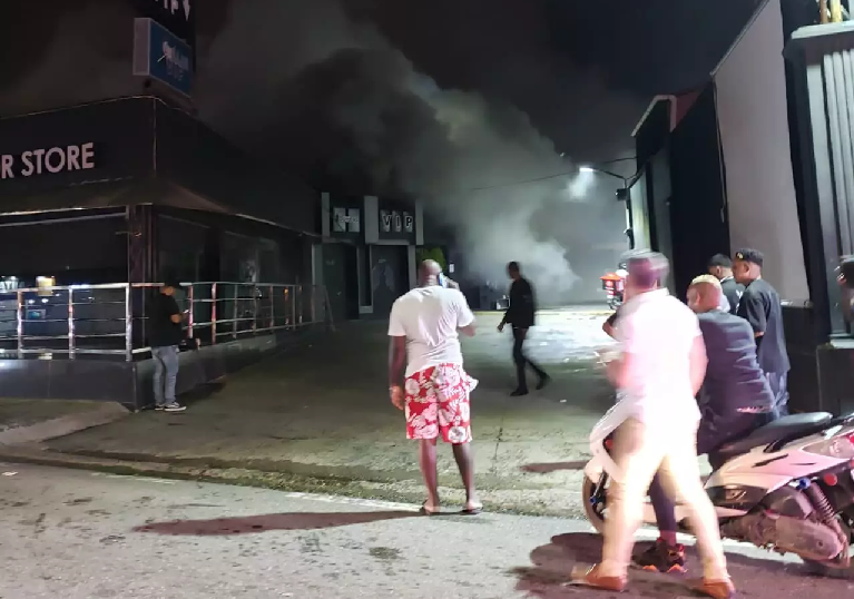Incendio en Lovera Bar VIP de Santiago se cobra la vida de un trabajador que quedó atrapado en el baño del negocio