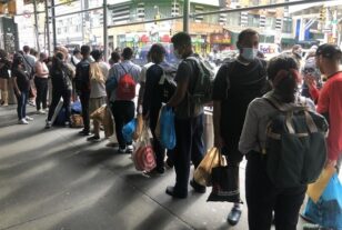 Alcalde Adams dice NYC está saturada de inmigrantes; hay miles de dominicanos
