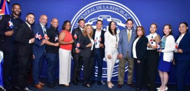 Entregan ciudadanía dominicana a policías en NY; director PN no asistió