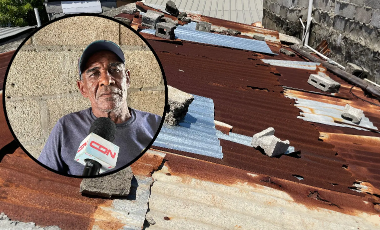 Hombre de 76 años pide ayuda para cobijar su casa en Nagua