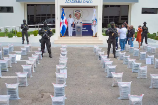 La DNCD atrapa a dos colombianos con más de una tonelada de cocaína en costas de La Altagracia