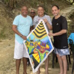 Rafelito Mirabal entrega obra de arte al Dr. Arismendy La Paz