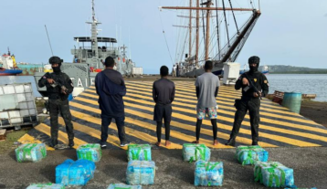 Atrapados en alta mar, cerca de Baní, tres individuos con 316 paquetes de cocaína