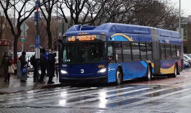 Pasajeros autobuses NYC sufren inclemencia del tiempo paradas sin marquesinas